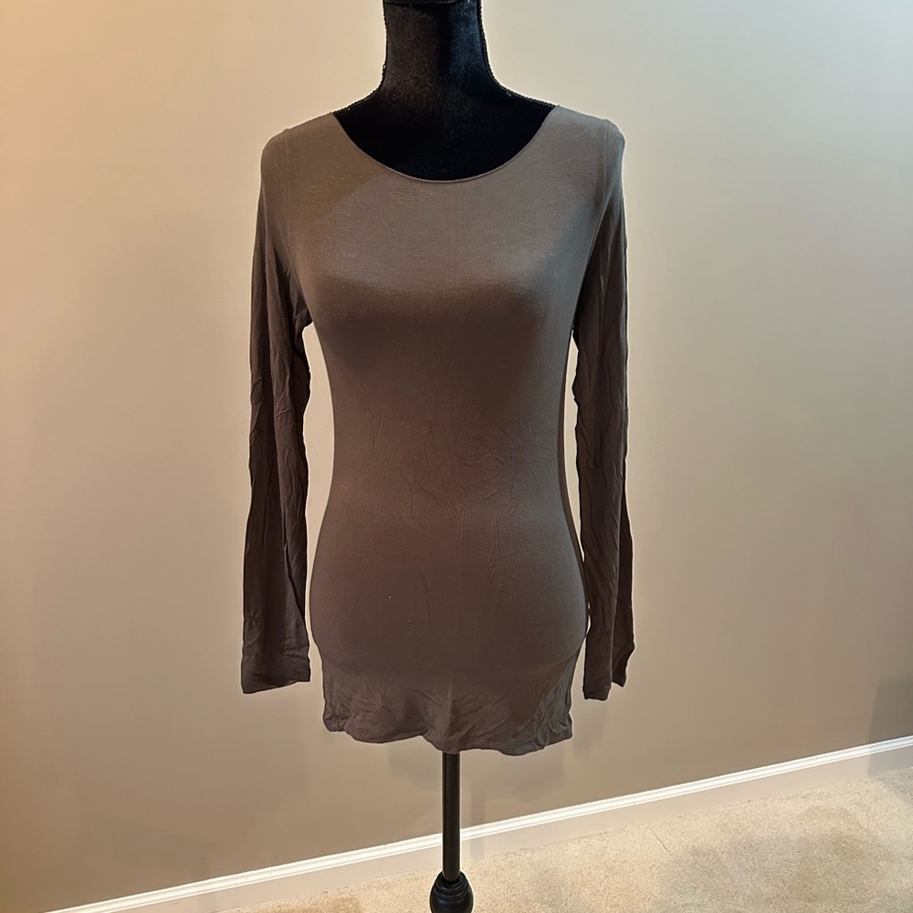 Majestic Paris Women’s Long Sleeve Scoop Neck Fitted Top - Olive Green size L